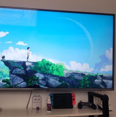 Jogo de plataforma exibido na televisão, com Nintendo Switch e controles abaixo da tela.