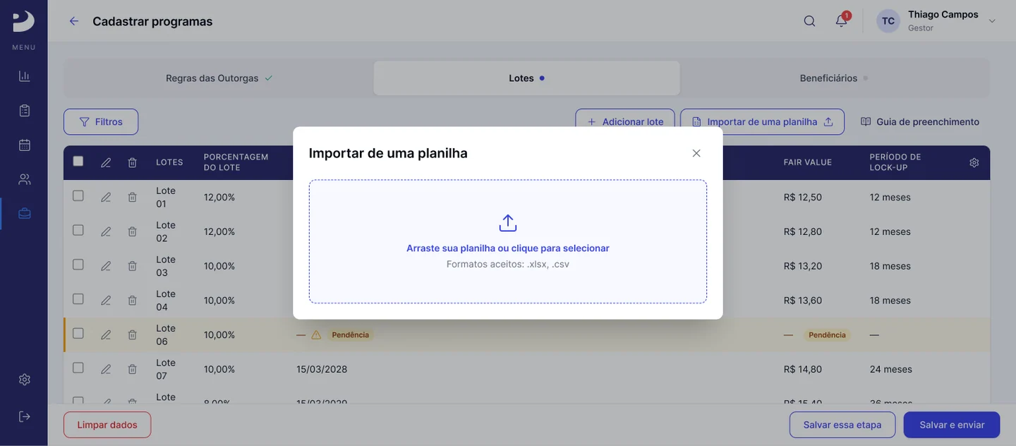Modal para importar uma planilha enquanto os lotes permanecem visíveis no contexto da operação.